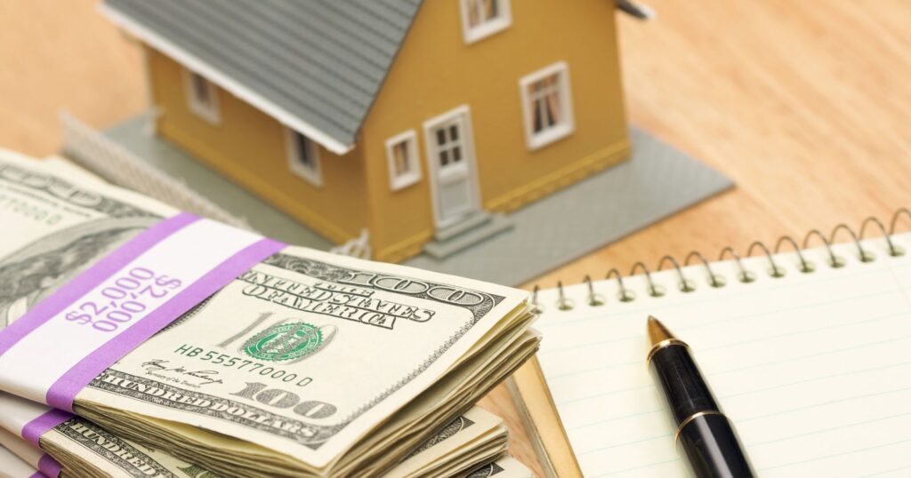 Image illustrating the process of purchasing a house with cash, highlighting advantages and risks of home equity loans.